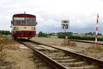 Kontroly železničních přejezdů odhalily tisíce chyb