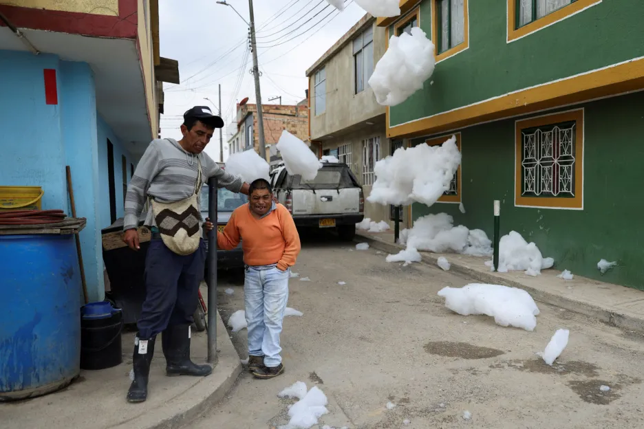 Kolumbijské město zalila bílá pěna z extrémně znečištěné řeky