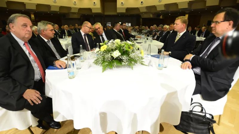 Sněm Hospodářské komory začal svým projevem premiér Bohuslav Sobotka (ČSSD)