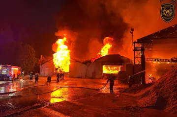 Na Vsetínsku hořela pila. Dva lidé jsou zraněni