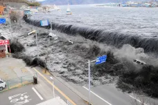 Japonci uctili minutou ticha oběti tsunami. Před deseti lety zabila tisíce lidí a způsobila hlubokou krizi
