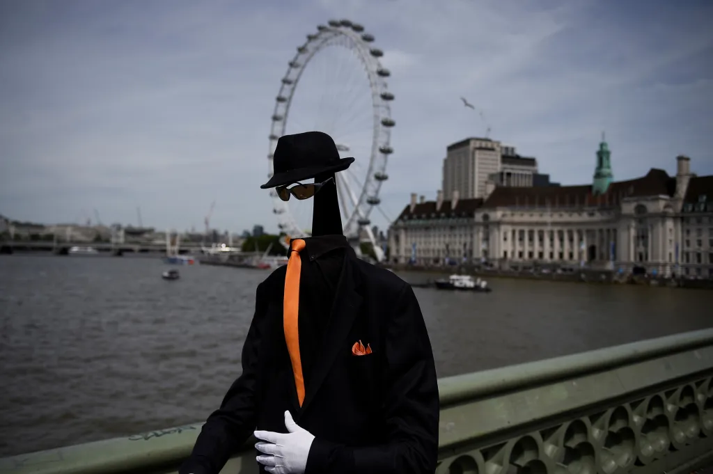 Na Westminsterském mostě v Londýně se objevil performer, který si pohrával s lidskou vizualitou