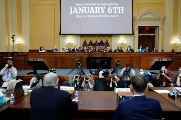 Trump přes varování naléhal na Pence, aby zvrátil výsledek voleb, zaznělo na slyšení v Kongresu