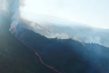 Láva ze sopky na Kanárských ostrovech se blíží k moři