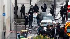 Policisté poblíž bývalých kanceláří časopisu Charlie Hebdo v Paříži 25. září 2020