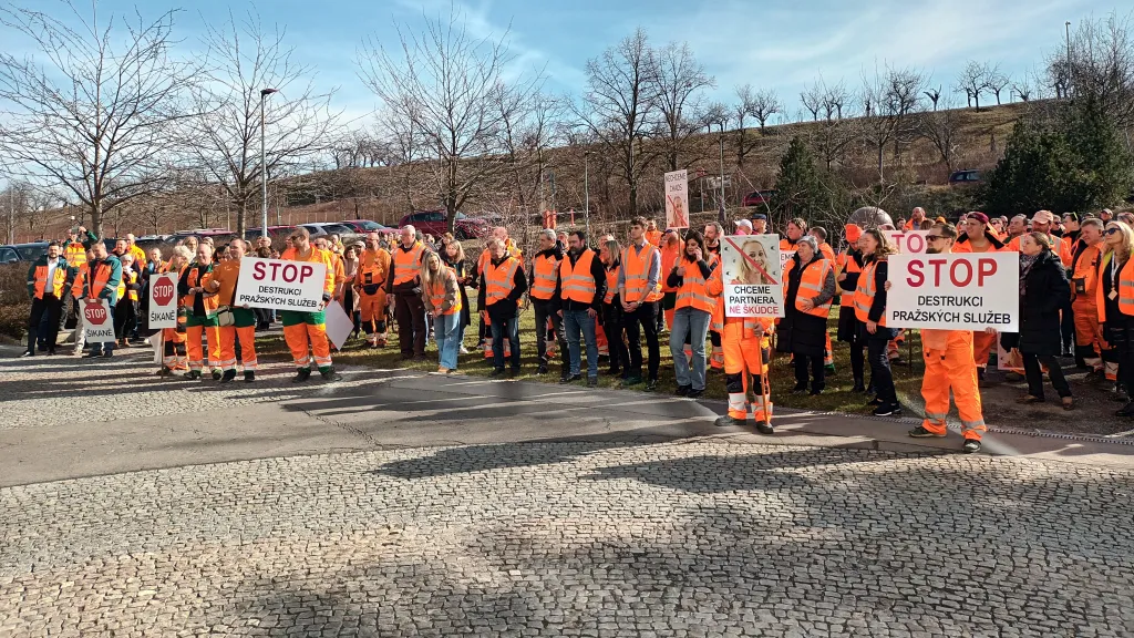 Zaměstnanci Pražských služeb protestovali před sídlem firmy proti snaze náměstkyně primátora Jany Komrskové (Piráti) odvolat ředitele firmy Patrika Romana