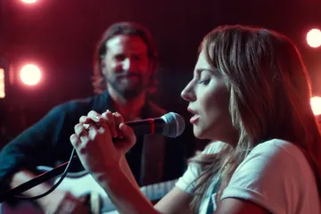 Recenze: Zrodila se staronová hvězda. Civilní Lady Gaga prozařuje předělávku hudebního filmu