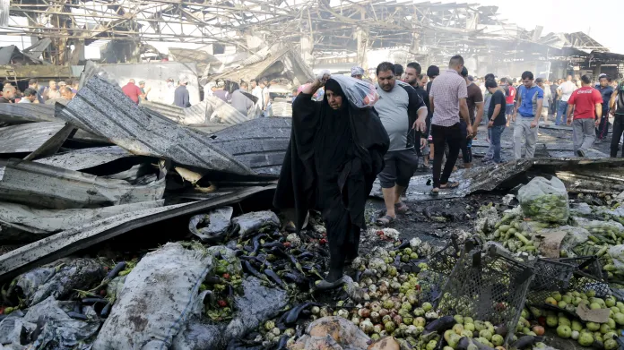 Následky výbuchu na tržišti na severovýchodě Bagdádu