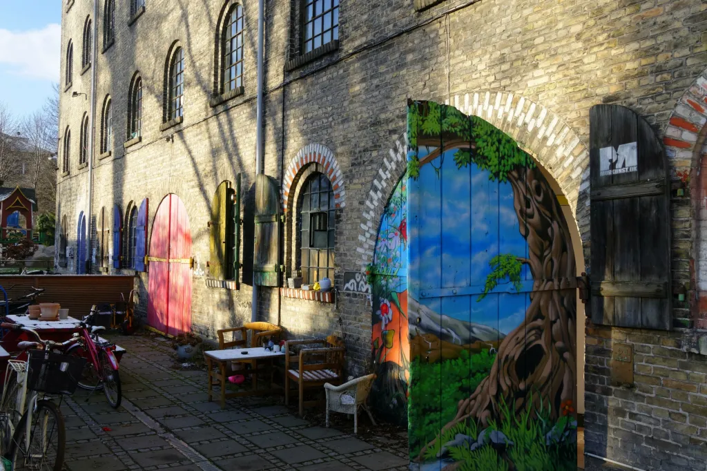 Historie obrazem: Svobodné město Christiania vzniklo před 50 lety v bývalých kasárnách hlavního města Kodaň v Dánsku