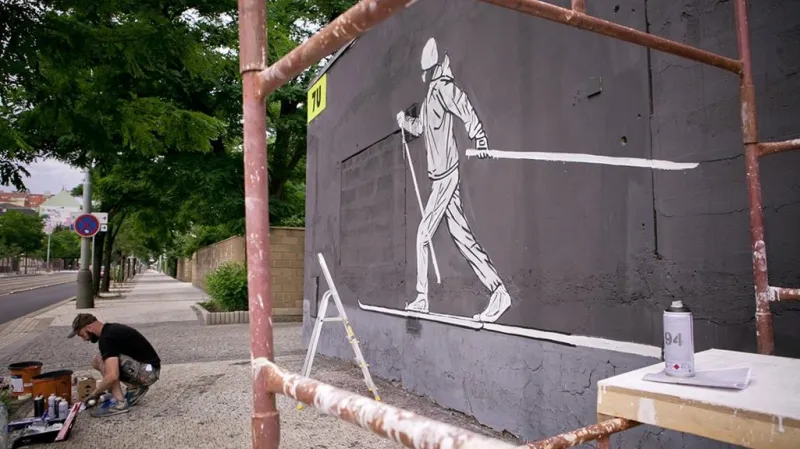 Polský umělec Nawer maluje na zeď Trafo Gallery