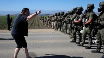 Protest proti razii federálních úřadů na farmě v Camarillu