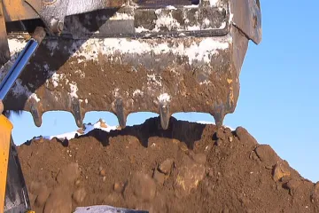 Pracovní úraz skončil smrtí, dětské hrátky ve stohu úrazem