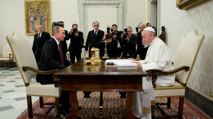 Vladimir Putin se ve Vatikánu setkal s Františkem