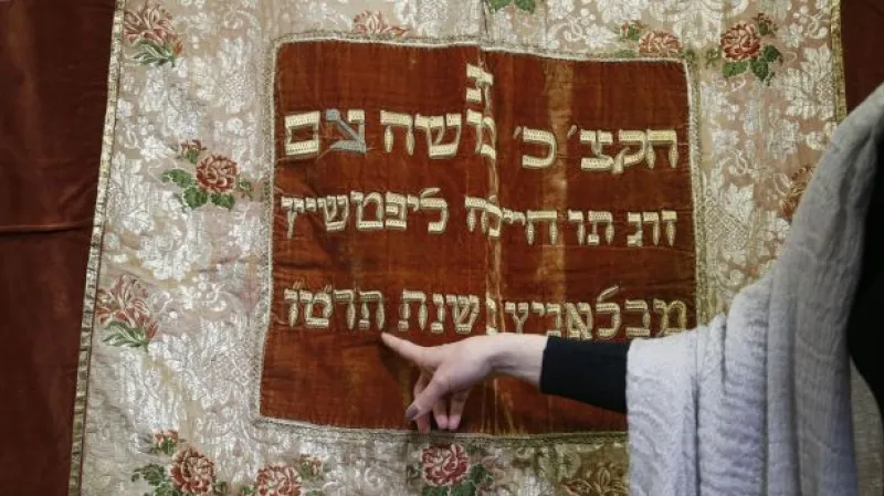 Sinagogální opona z New Yorku do Prahy