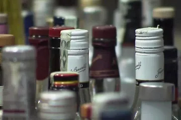 Do obchodů a barů se vrací lihoviny