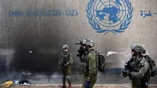 Izraelští vojáci u sídla UNRWA v Gaze