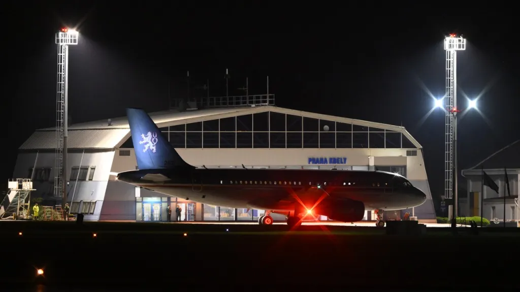 Repatriační let v pražských Kbelích