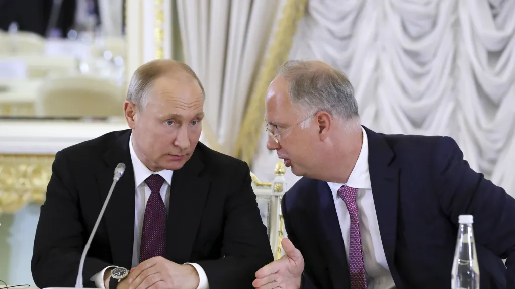 Ruský vládce Vladimir Putin a jeho zmocněnec Kirill Dmitrijev