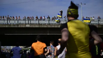 Diváci půlmaratonu na holešovickém předmostí Hlávkova mostu