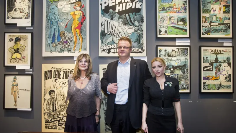 Manželka Káji Saudka Johana Saudková, jeho dcera Berenika a právní zástupce rodiny Tomáš Nielsen