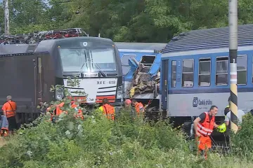 Na Prostějovsku se srazil vlak s lokomotivou, dva lidé utrpěli zranění