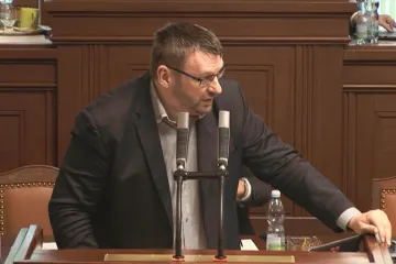 Poslanci se hádali kvůli vyhošťování cizinců. „Jestli máte problém, pojďte ven!“ vyzval Volný z SPD