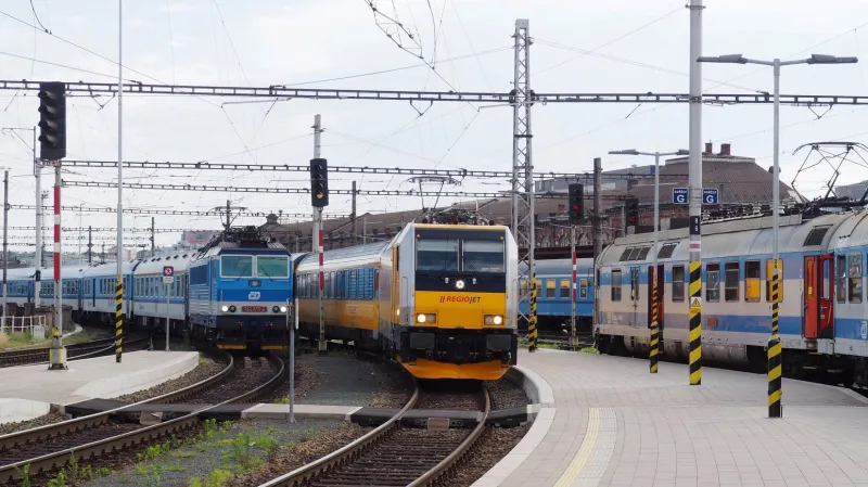 Lokomotiva Traxx spolu se staršími stroji Českých drah v Brně