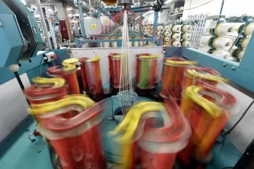 Problémy s dopravou mezi Evropou a Asií i méně zpracované ropy způsobují českým firmám obtíže se surovinami