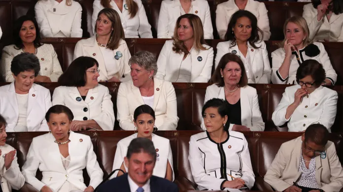 Demokratky oděné v bílé