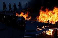 Na předměstí Hongkongu hořely barikády, policie použila slzný plyn