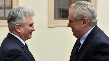 Milan Štěch vítá Miloše Zemana v Senátu