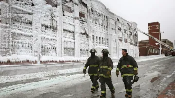 Mráz proměnil spáleniště v Chicagu v ledový palác