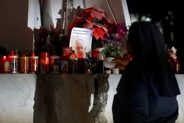 Papež František je v kritickém stavu