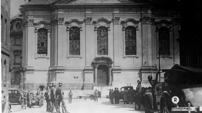 Nacisté brzy ráno obsazují prostor kolem kostela