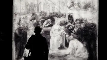 Návštěvník pozoruje infračervenou zvětšeninu obrazu Klanění tří králů