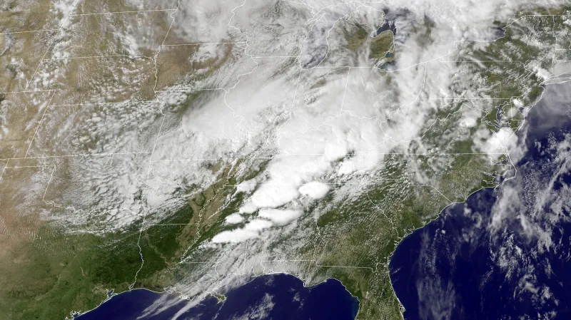 Roj tornád roku 2011 ze satelitu