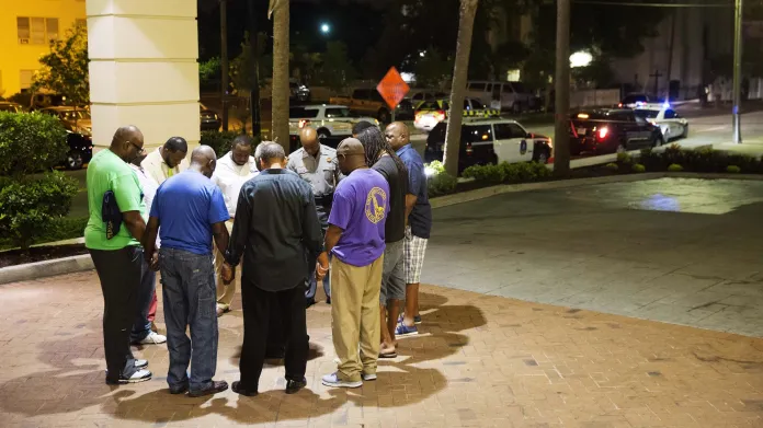 Místní z Charlestonu se po střílení sešli k modlitbě