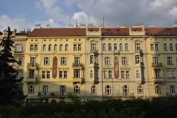 Za prodeje pražských bytů pod cenou obžalovali policisté desítky politiků a úředníků, uvedly Seznam Zprávy