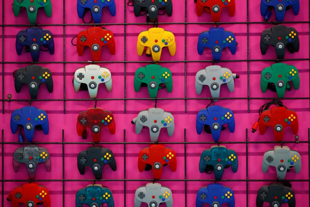 Nintendo 64 a jeho ovladač v nejrůznějších barvách