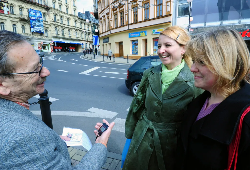 Senátorovi nechyběl smysl pro humor. Na apríla 1. dubna 2010 měřil rychlost chodců na přechodu pro chodce. Aprílovou akcí chtěl upozornit na neúměrný počet vyhlášek a přebujelost administrativního systému měst.