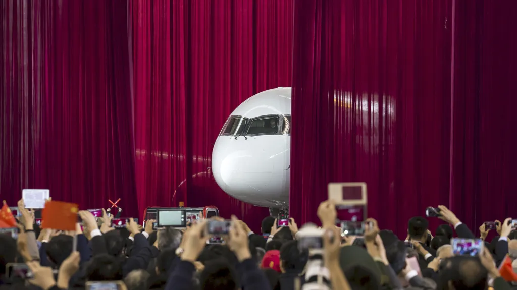 Čínské dopravní letadlo COMAC C919 chce konkurovat obrům společností Airbus a Boeing.