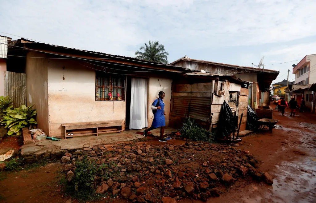 Finanční situace v kamerunských rodinách není jednoduchá. Na snímku je jeden z domů, ve kterých mladé ženy bydlí