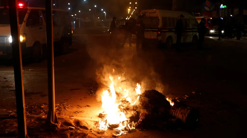 Demonstranti během protestů v Tunisku zapálili pneumatiky