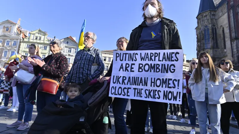 LIdé na Staroměstském náměstí sledují na obrazovce mezinárodní koncert na podporu Ukrajiny