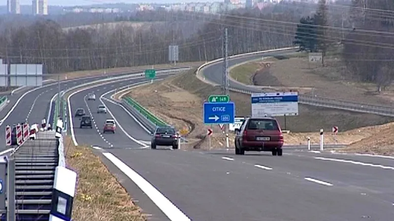 Zvlněný úsek silnice R6