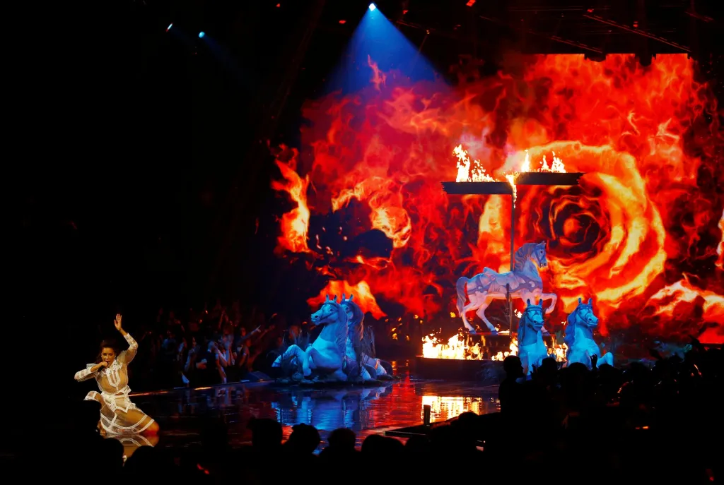 Ceny MTV přinesly letos do španělské Sevilly velkolepou show. Na snímku je zachycena zpěvačka Halsey