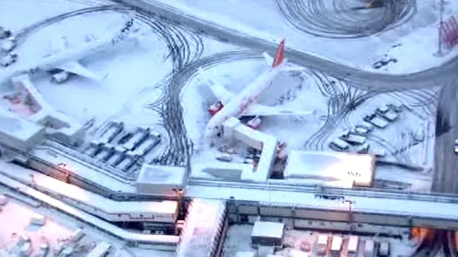 Sníh komplikuje provoz na letištích