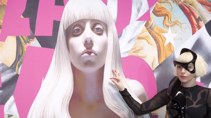 Lady Gaga s přebalem desky Artpop od Jeffa Koonse