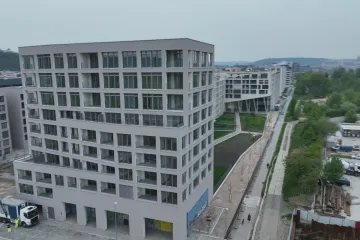 Byty se letos prodávají méně. Na trhu jich totiž moc není a úvěry zdražily