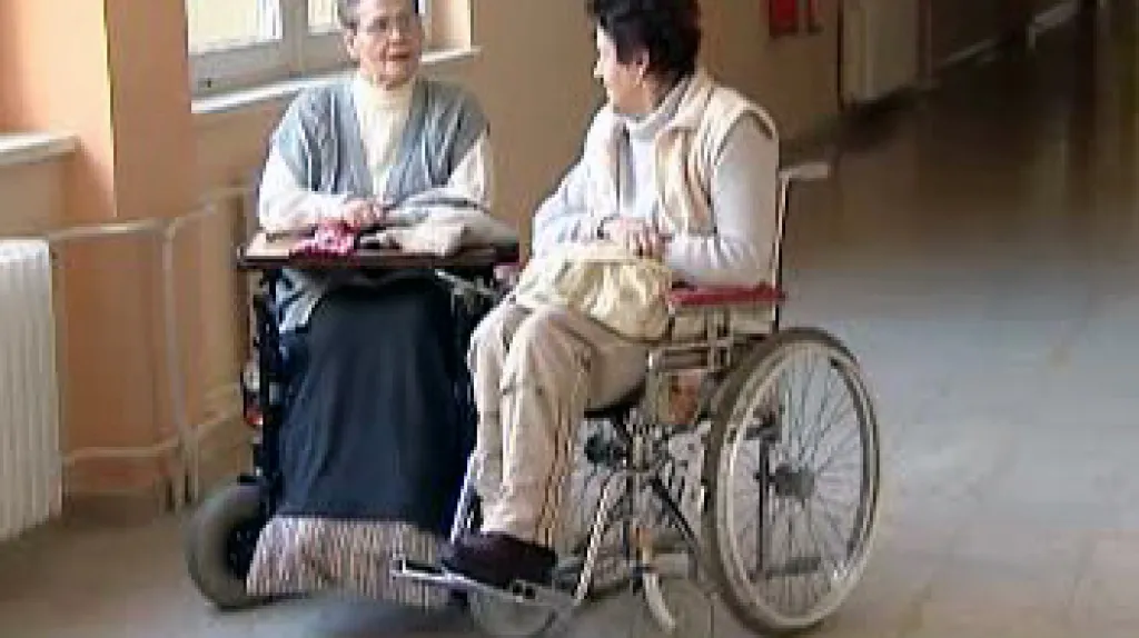 Tělesně postižení v ústavu v Hrabyni